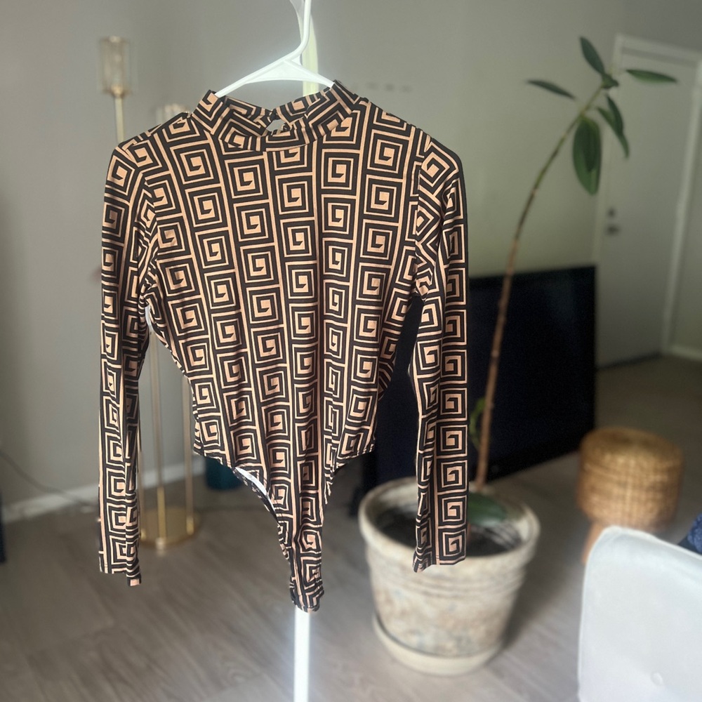 🔥 Statement Bodysuit – Geometric Chic 🔲✨